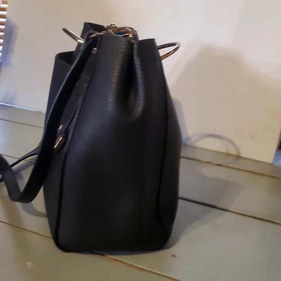 GUESS Black Leather Handbag. Satchel Style. Premium Grain Leather. Carried Twice - Picture 4 of 8